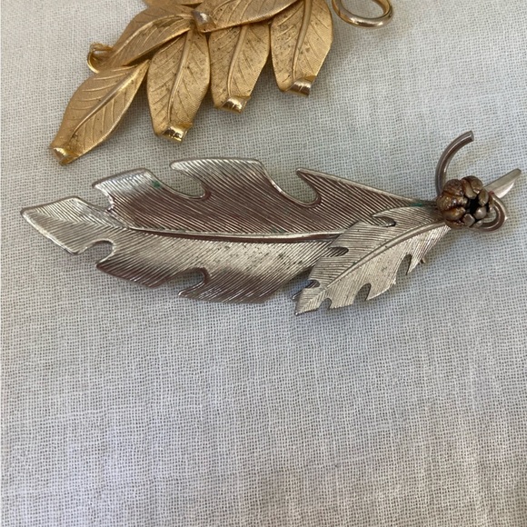Bundle of 2 Fall Leaves Vintage Brooch Pins Autumn - Picture 7 of 8